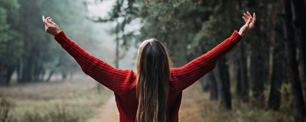 Osoba biegająca w parku - aktywność fizyczna jako spos&oacute;b na radzenie sobie ze stresem