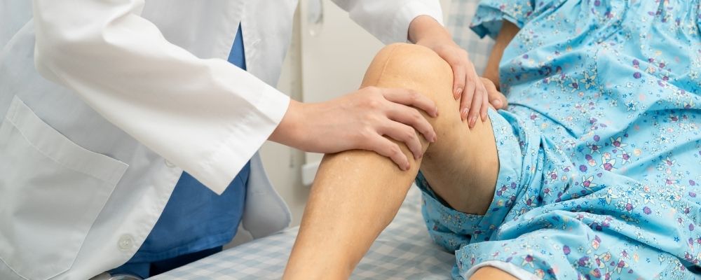 Pacjent po terapii PRP podczas rehabilitacji stawu - fizjoterapia wspierająca regenerację